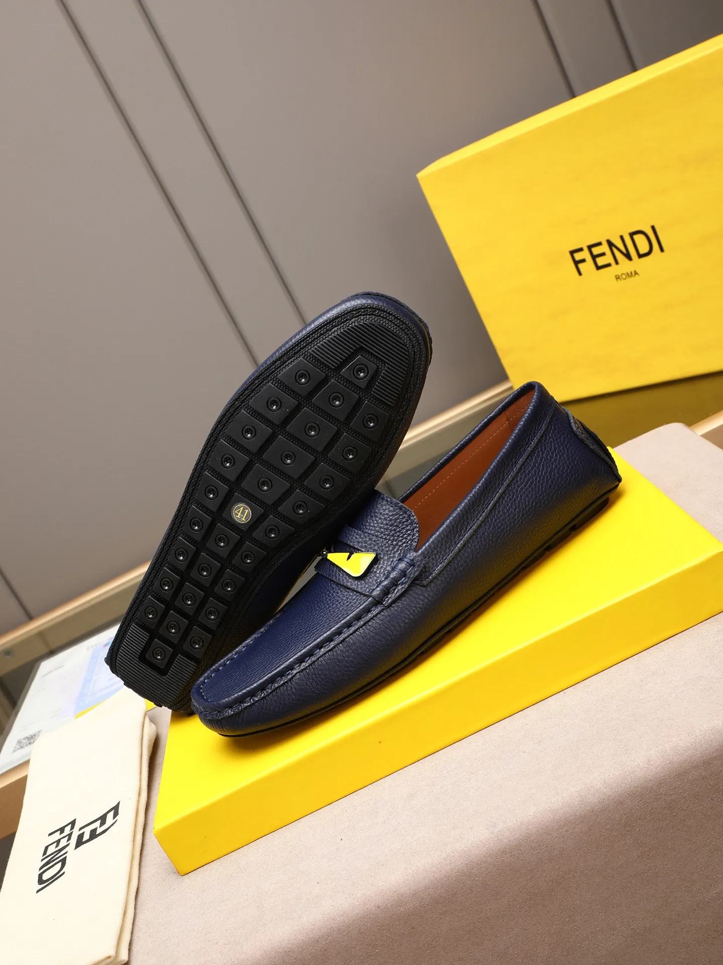 Men's shoes 💰400💰[FENDI] The little monster of Fendi F family, which is popular all over the world, is coming in a big way, the latest color, driving slip-on loafers, avant-garde and versatile fashion men's shoes, bun shoes, bean shoes👌👌👌 Private mold opening, 1:1 reproduction... The upper is made of first-layer cowhide, and the first-layer pigskin lining... is extremely comfortable, fashionable, simple, atmospheric and personalized [color] The side of the shoe is more refined, and the overall effect is handsome [ Turn in a circle][Turn in a circle]💭This hardware monster with eyes is not the popular version on the market🚳🚳Compared with the old model, it is more trendy, eye-catching and more classy🔰This summer, the little monster will subvert the old ideas and share the fashion with you🔱A must-have for fashionistas! Must keep it for yourself! Online outsole, high-end quality workmanship. Color: black, blue, white, red. Matching code: 38-44 (45 46 47 customized) (standard leather shoe size)